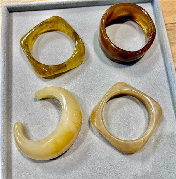 Mason Doğal Görünümlü Reçine & Taş Desenli Kalın Modern Bileklik – Amber & Bal Tonları Statement Bangle